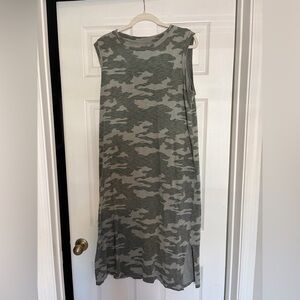 Universal Thread Green Camouflage Top